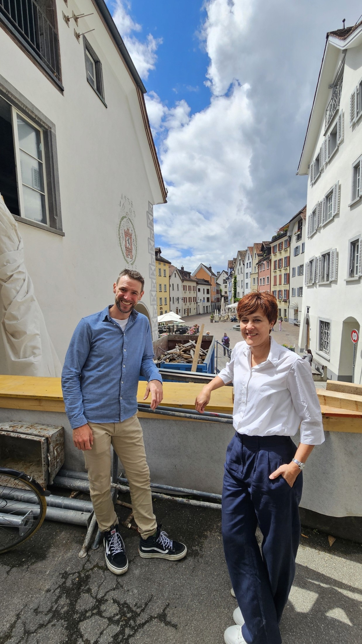 Andrea Thür und Adrian Hirt hinter dem Haus zur Metzg