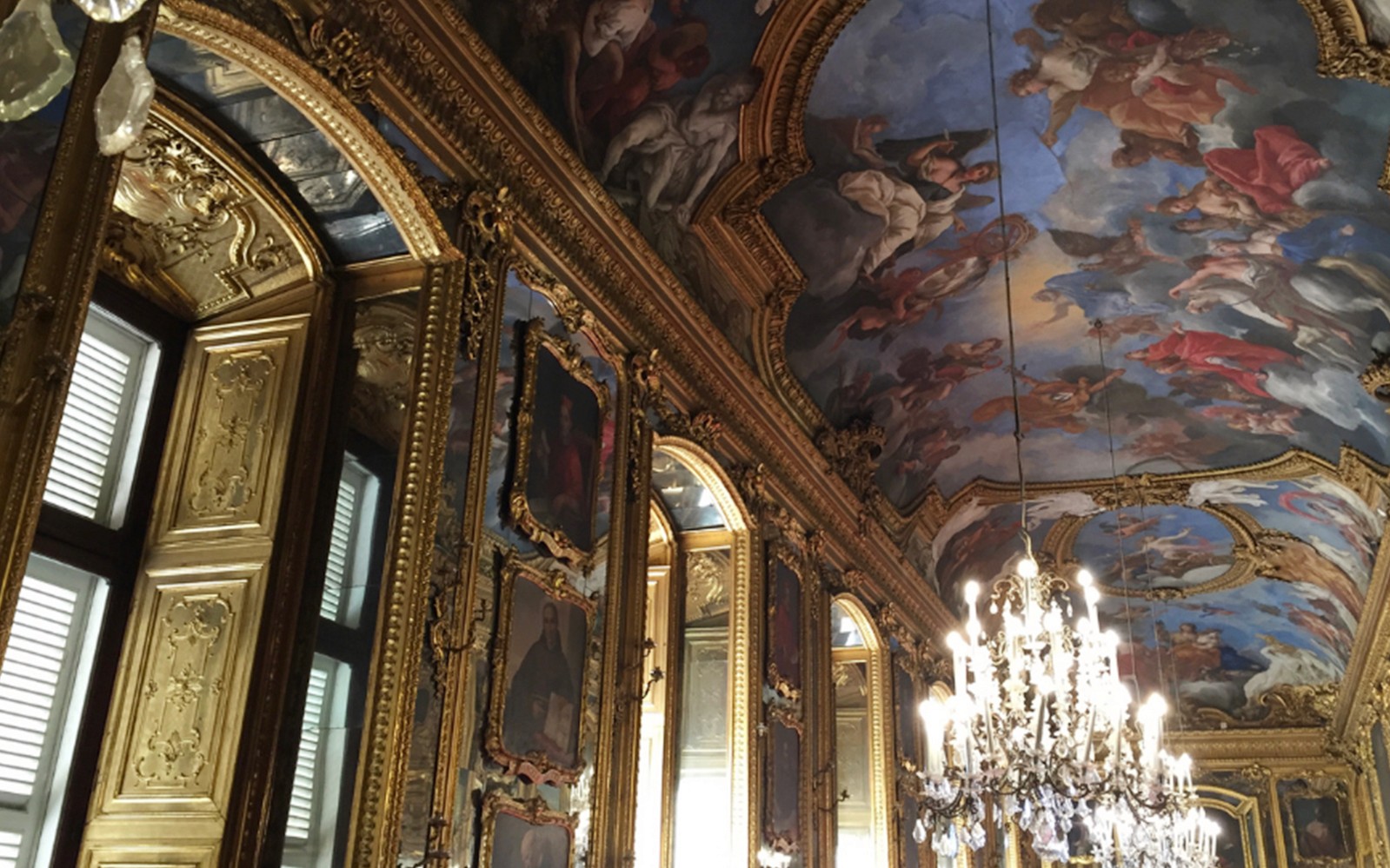 Siling berukir dan lampu candelier di Istana Diraja Turin, Itali.