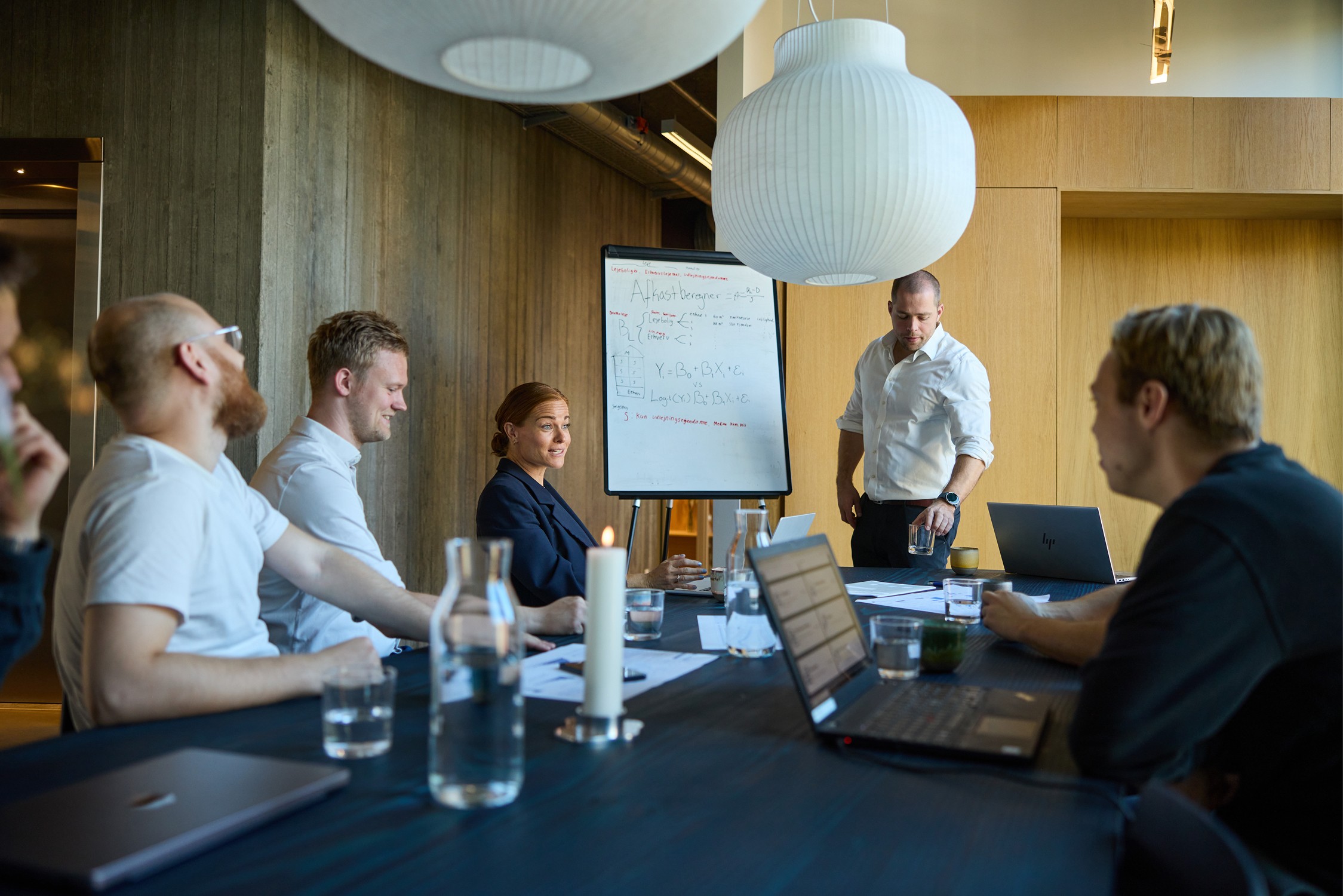 Teamet holder møde omkring bordet