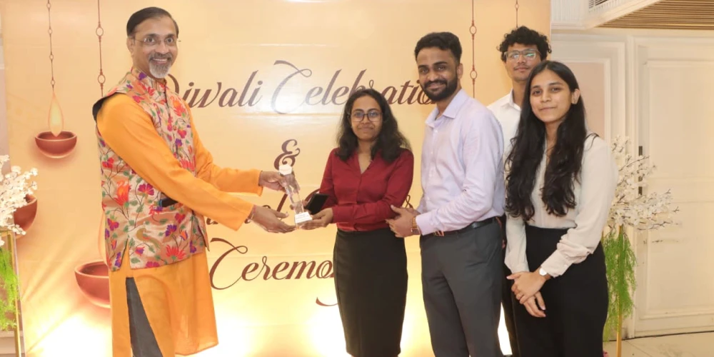 The image is from Instalogic, business intelligence solutions.