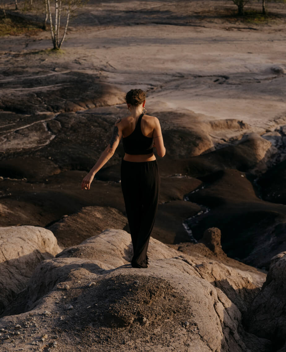 Blertë Dibrani auf einem Felsen von hinten Fotografiert