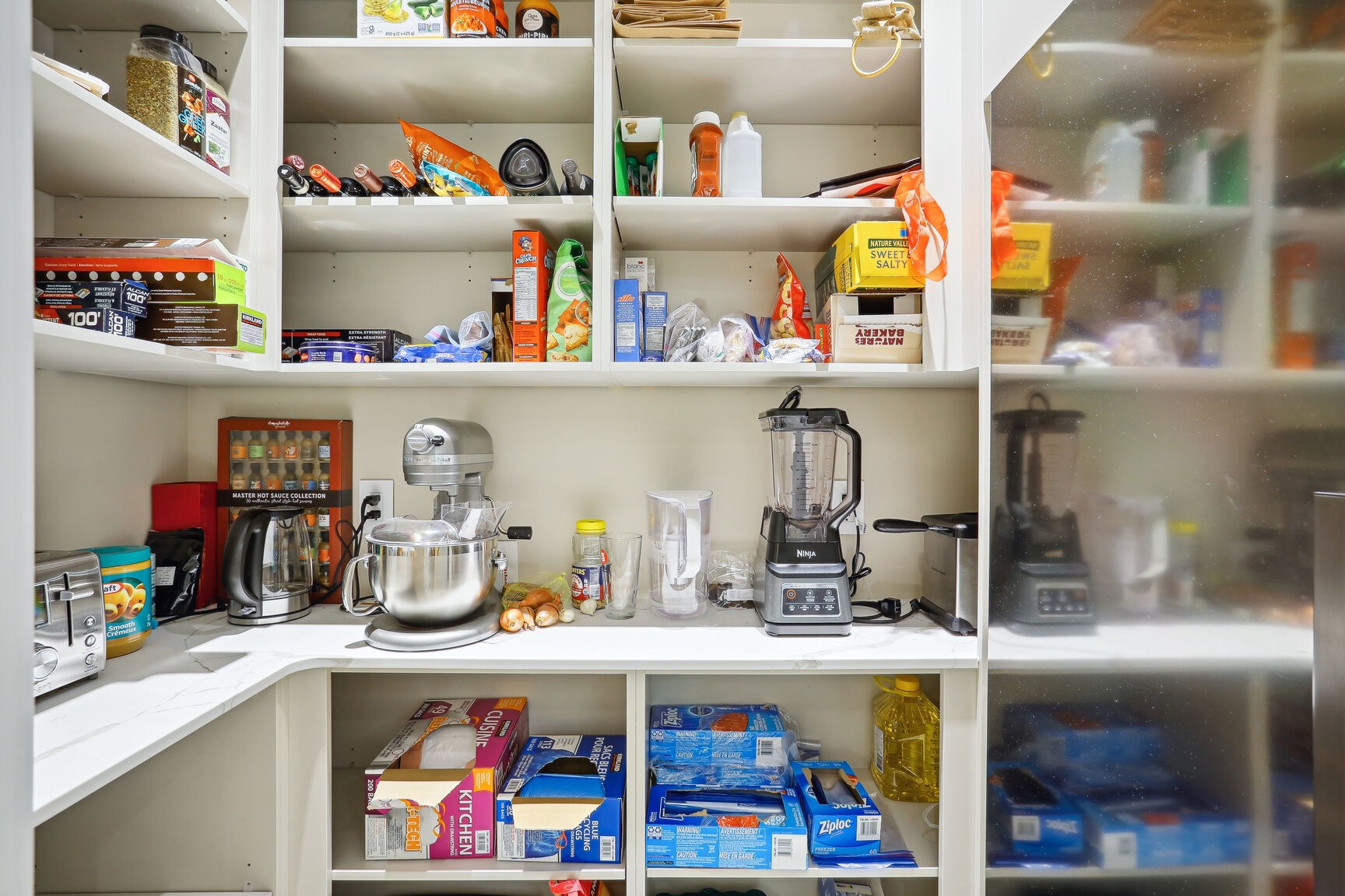 Garde-manger de service avec tablettes et électros.