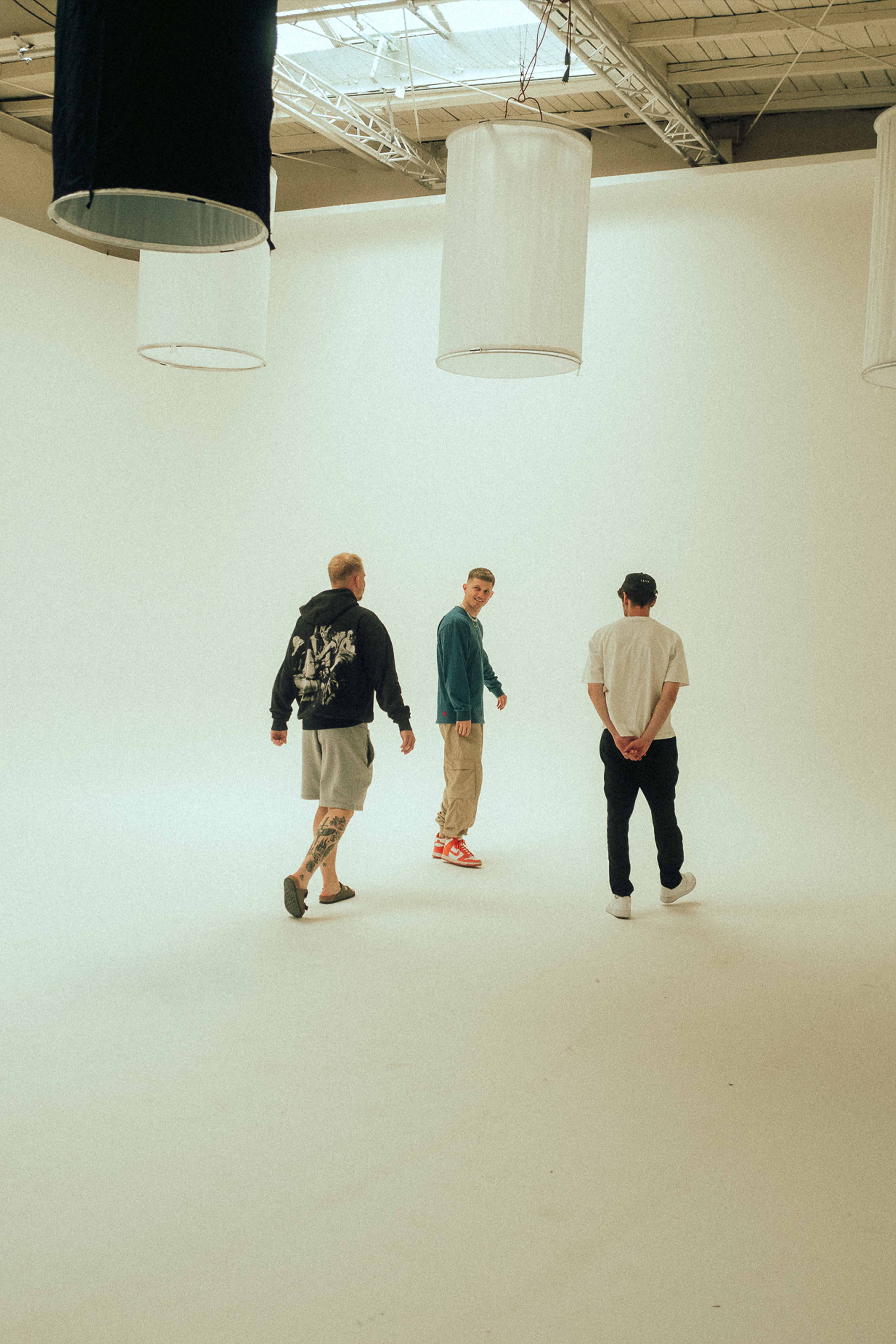 videoproduction studio white room studio with big lights 