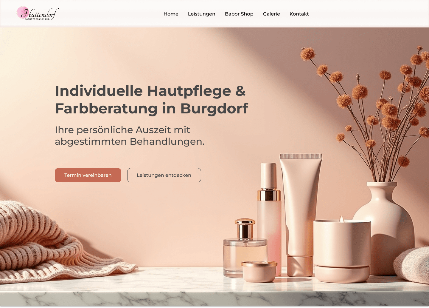 Hero-Bild der Website Hattendorf Kosmetik mit Cremes, Verpackungen und dekorativem Hintergrund.