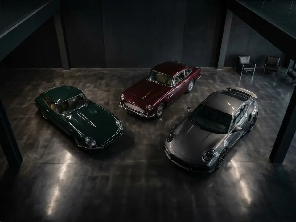 3 Fahrzeuge in edler Garage