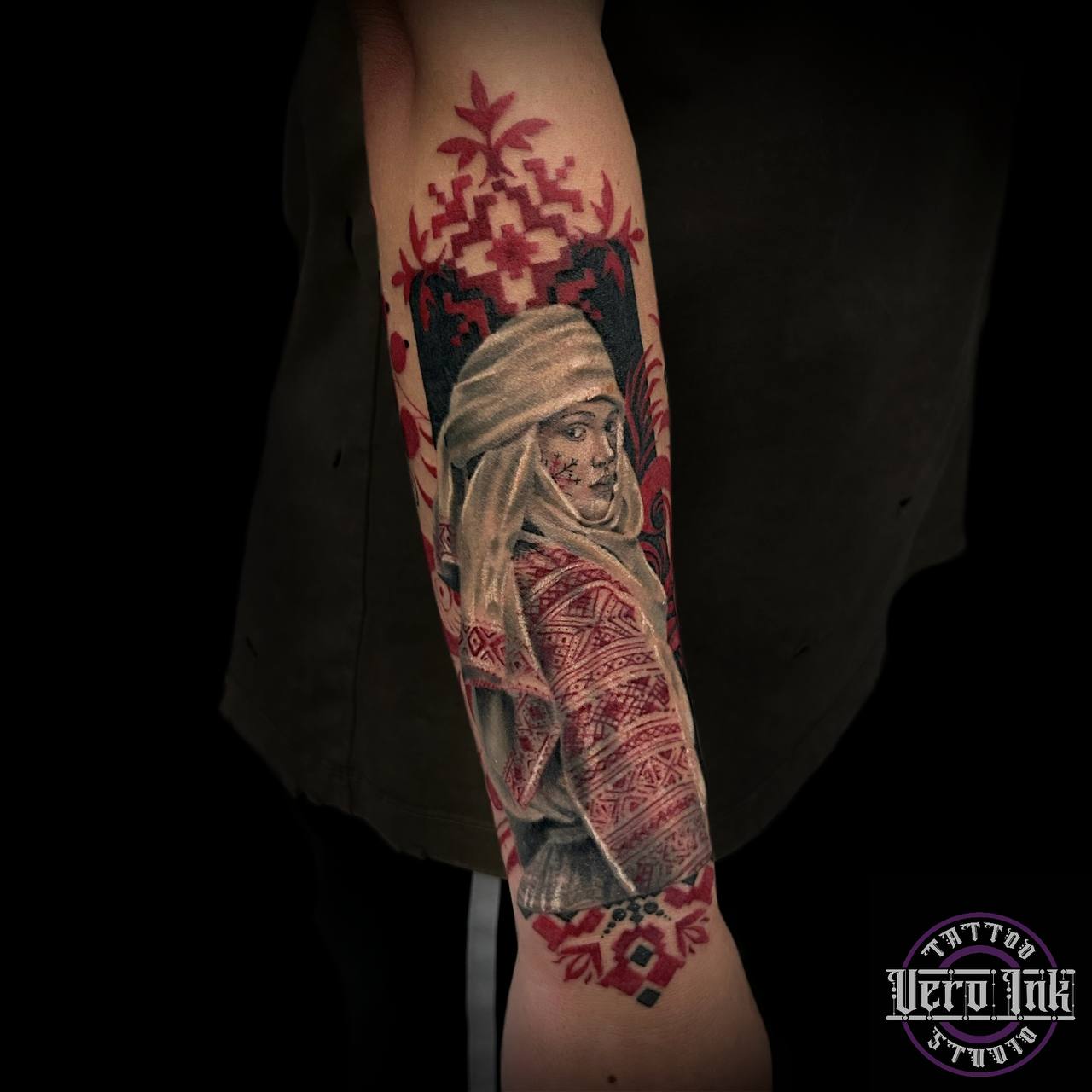 Wytatuowana na przedramieniu kobieta w stroju ludowym. tatuaż realistyczny Szczecin