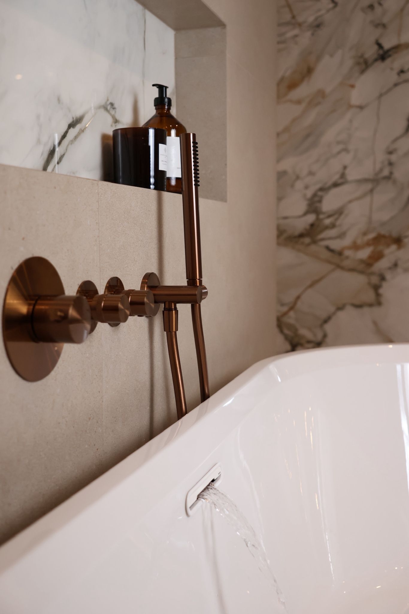 Luxurious living room with a gold geometric screen, dark wood paneling, plush sofa, and a glowing lamp on a side table. Modern and elegant ambiance.