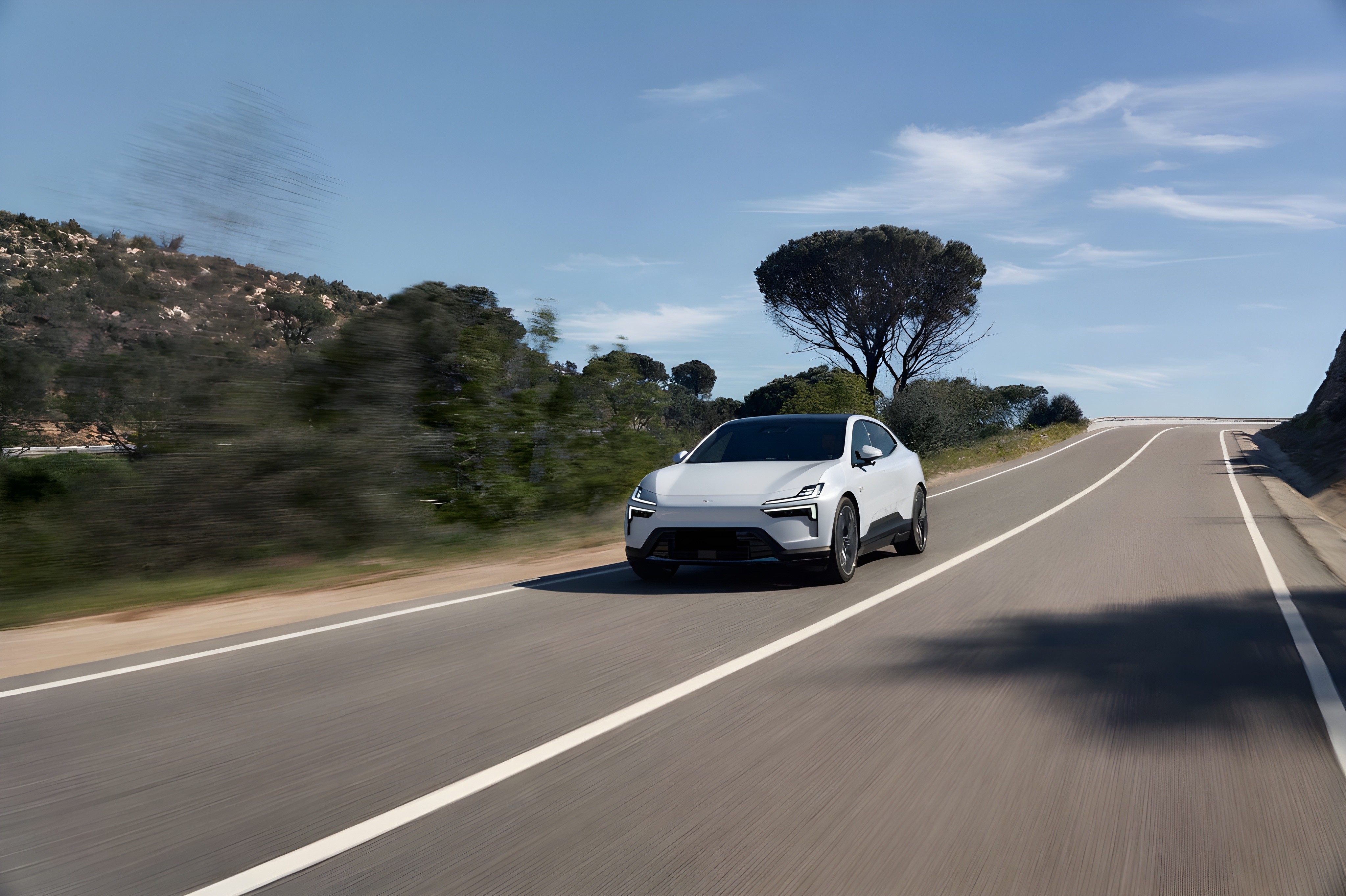 Polestar 4 blanche sur route ouverte, SUV coupé électrique en circulation par beau temps