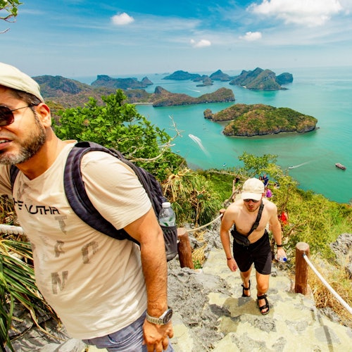 Opte por caminhar até um miradouro a 500 metros para vistas panorâmicas da ilha.