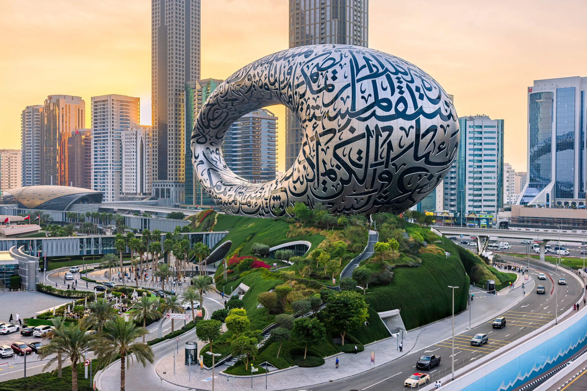 Dubai'nin fütüristik gökdelenleri ve gün batımı manzarası, hızlı vize onayı ve konforlu seyahat teması.