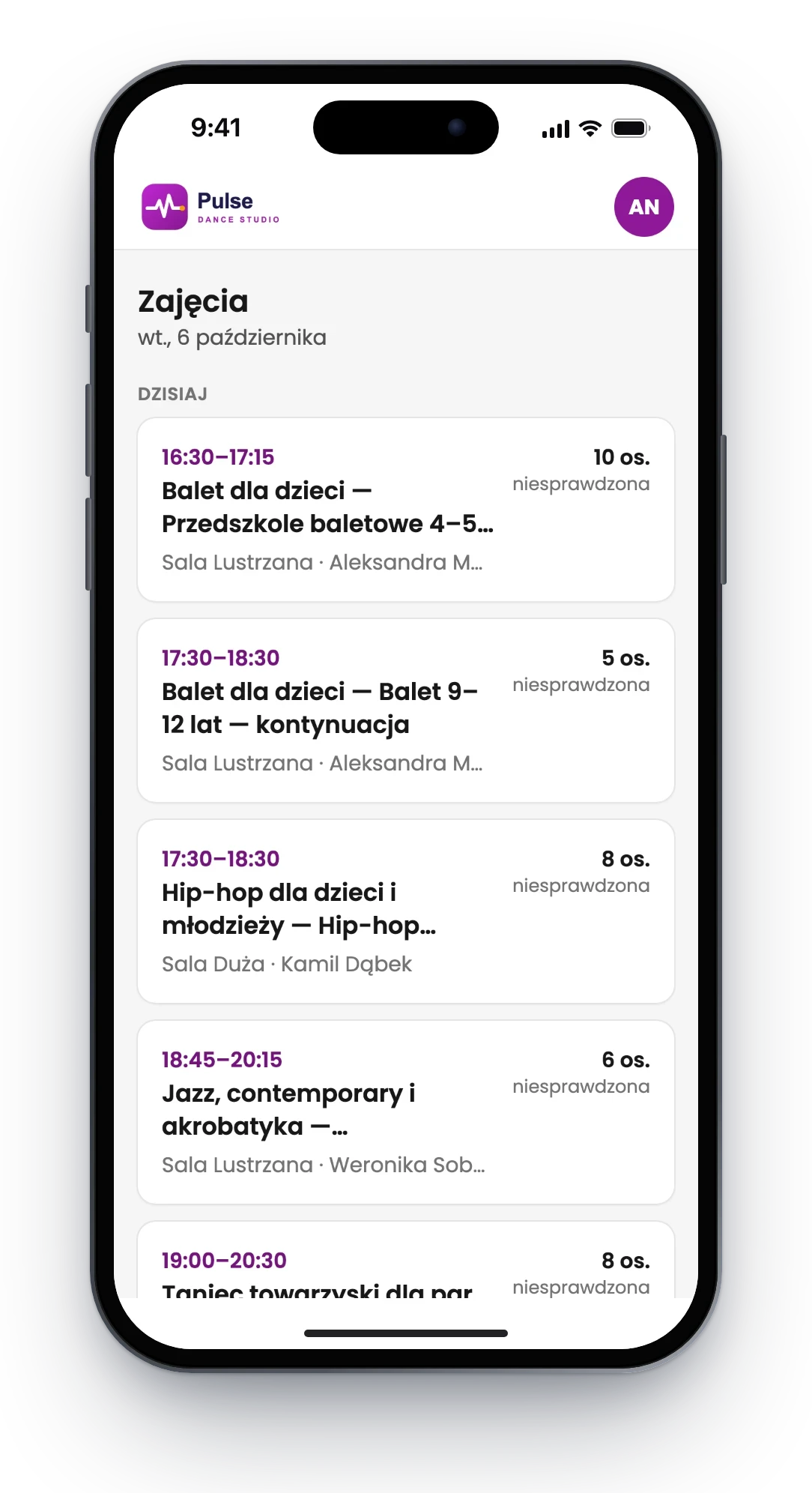 Telefon z listą dzisiejszych zajęć w aplikacji obecności