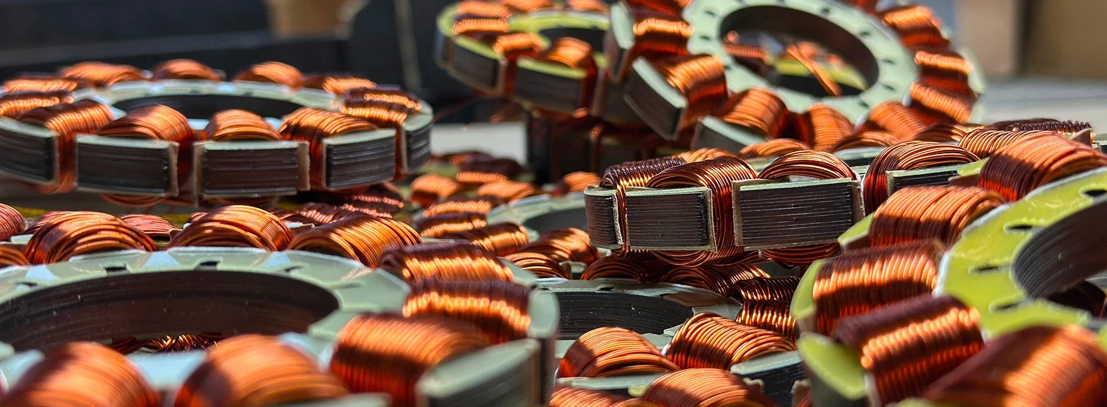 Spoustu generátorů a alternátorů naházených na sebe.