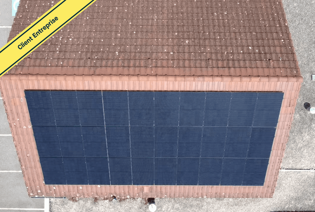 Photo d'un toit d’une entreprise à Porte-de-Savoie équipée de panneaux photovoltaïques dont l'installation a été faite par Solarock.