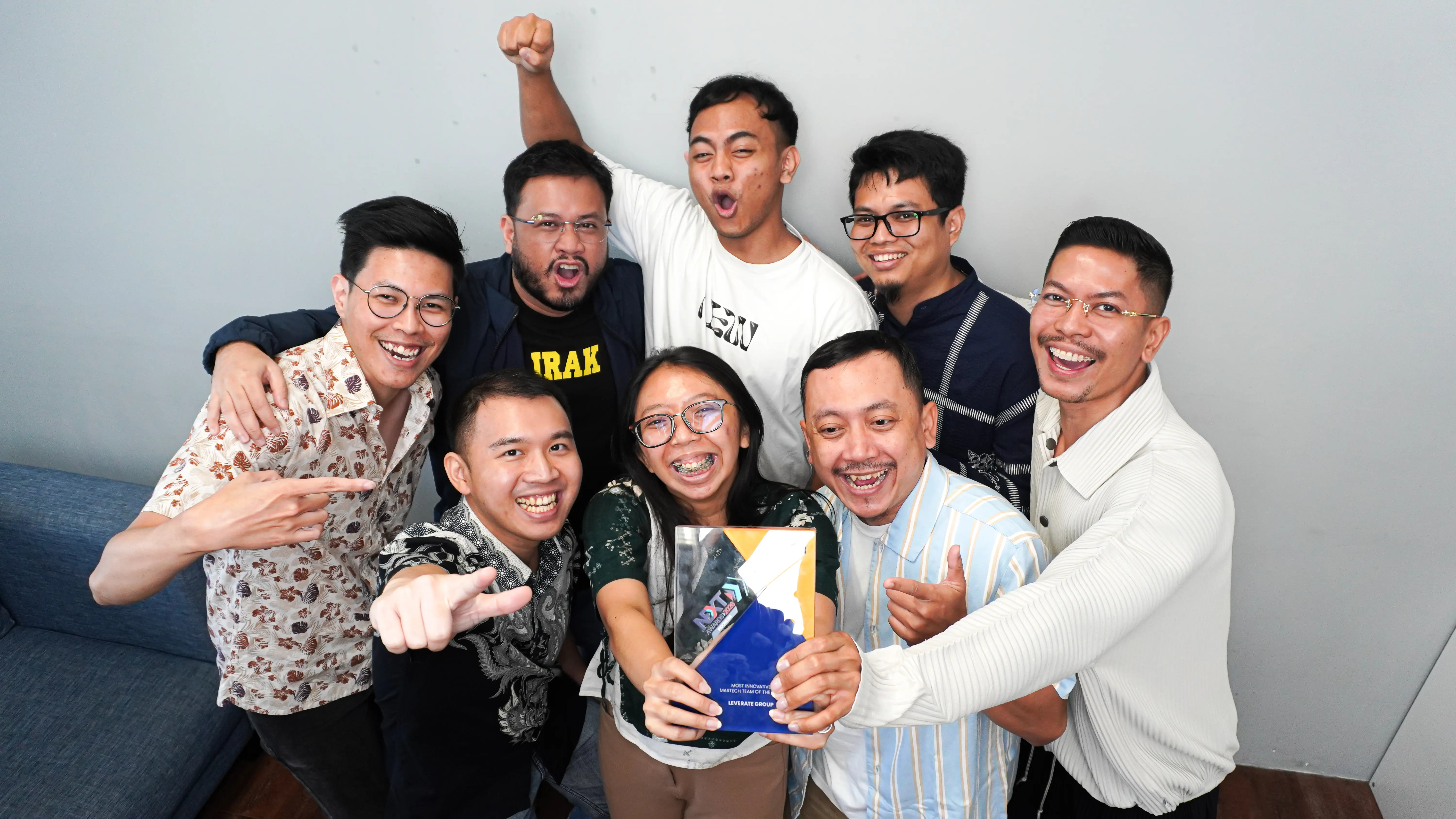 Tim MTI Leverate Group dengan Gold Plakat Most Innovative Martech Team of the Year