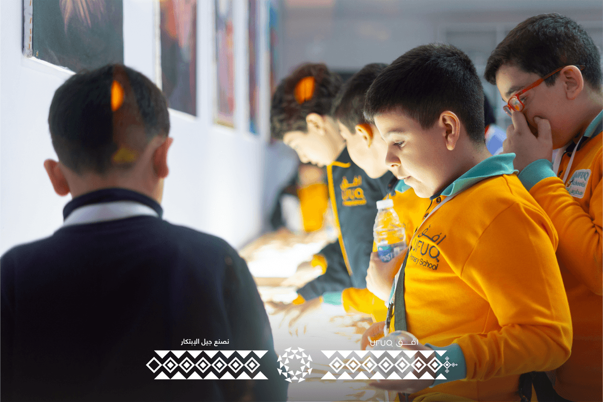 استاذ يتعرض مجموعة من الصور والاثار للطلاب