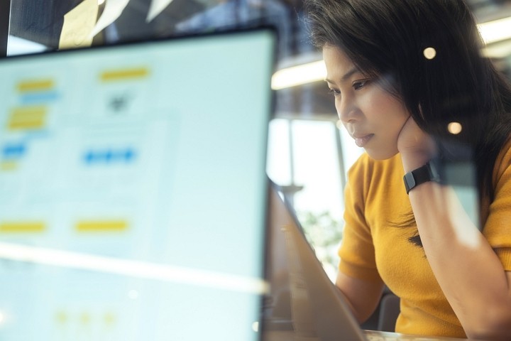 商業專業人士正在檢視公司管理流程畫面