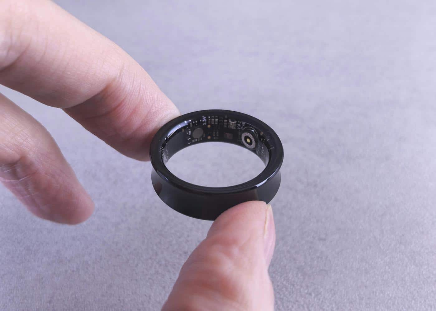 What are smart rings? Person holding a smart ring to show its internal sensors