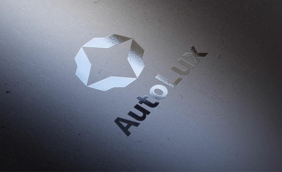 Logo et emblème AutoLux avec effet argenté texturé. Création de charte graphique et direction artistique pour marque automobile premium.