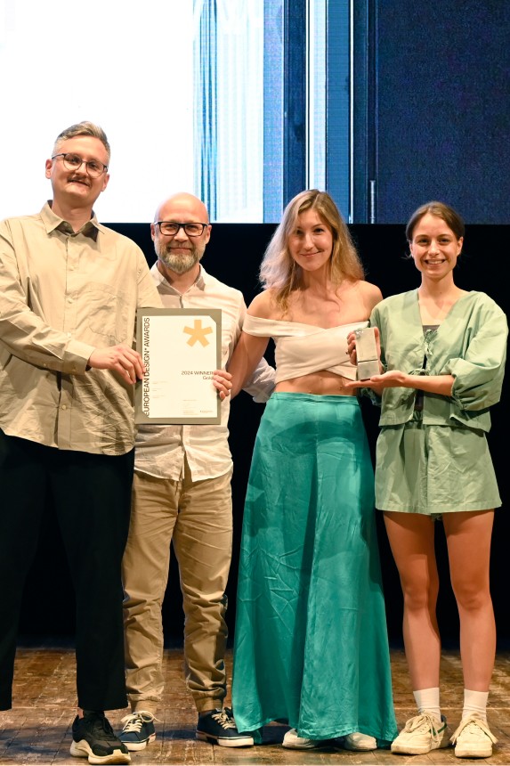 Cztery osoby na scenie gali z dyplomem i statuetką European Design Awards