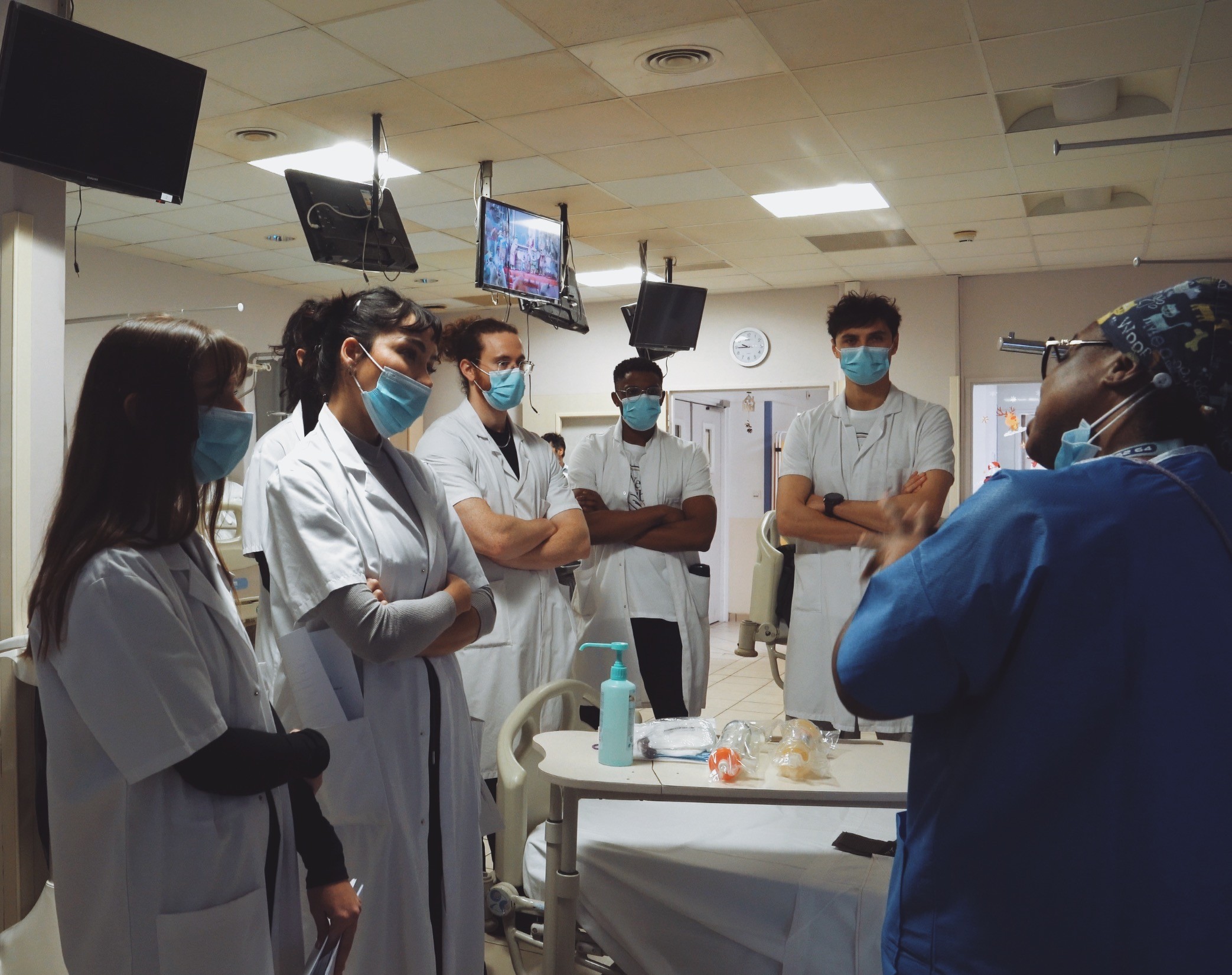 Équipe de kinésithérapeutes en formation dans un centre de dialyse