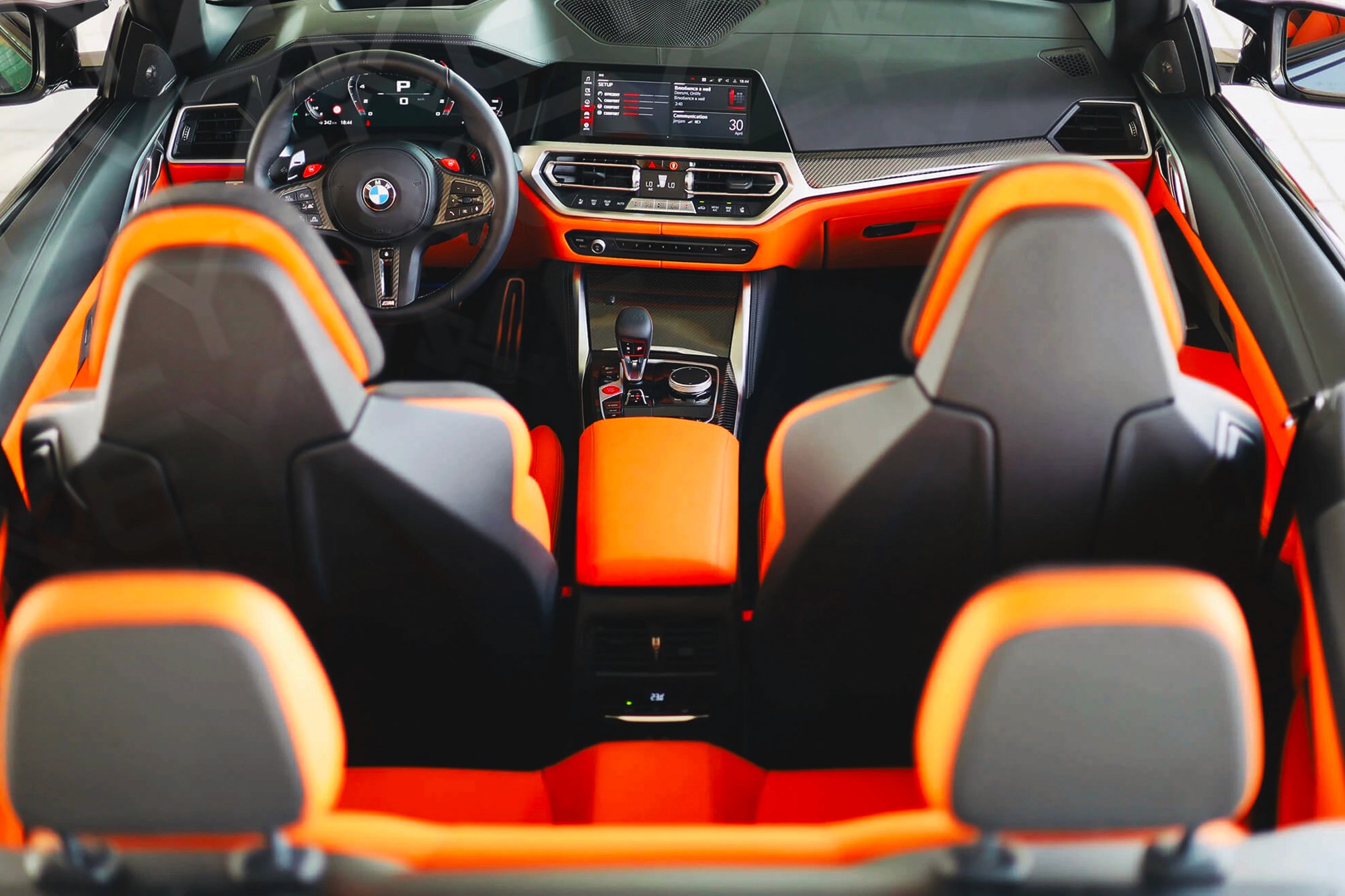 Vue interieur BMW M4 Competition Cabriolet Noir – Location Sportive à Dubaï | Keyz Rent