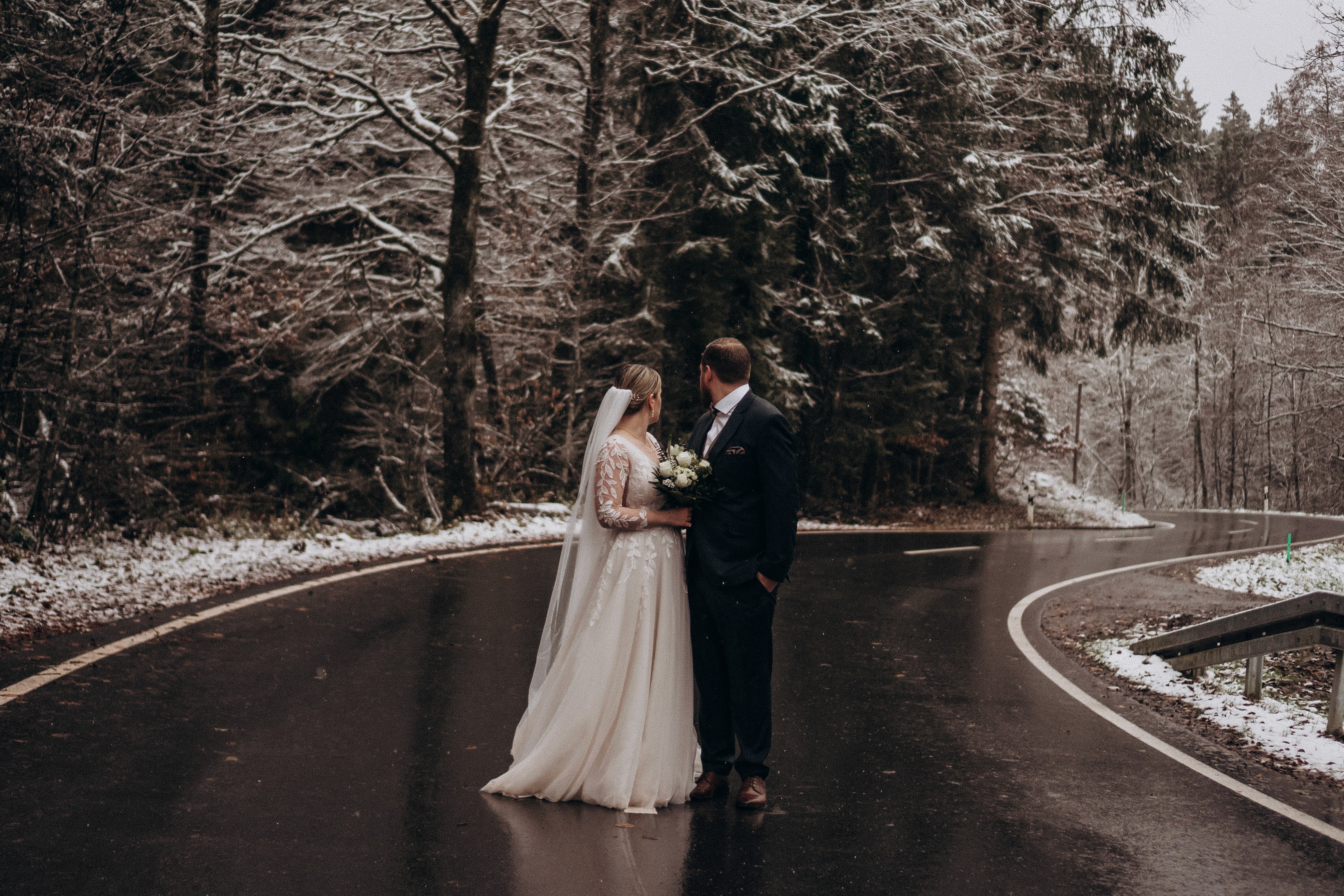 Hochzeitsfotografie Outdoor in Bogen, Bayern – Brautpaar bei einem romantischen Shooting im Wald.
