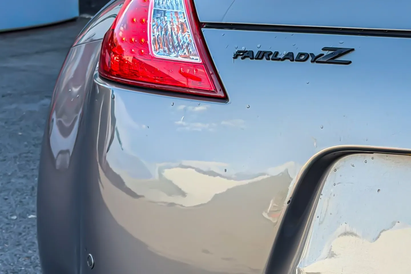 Badge Fairlady Z sur une Nissan 370Z importée par UK Car Central