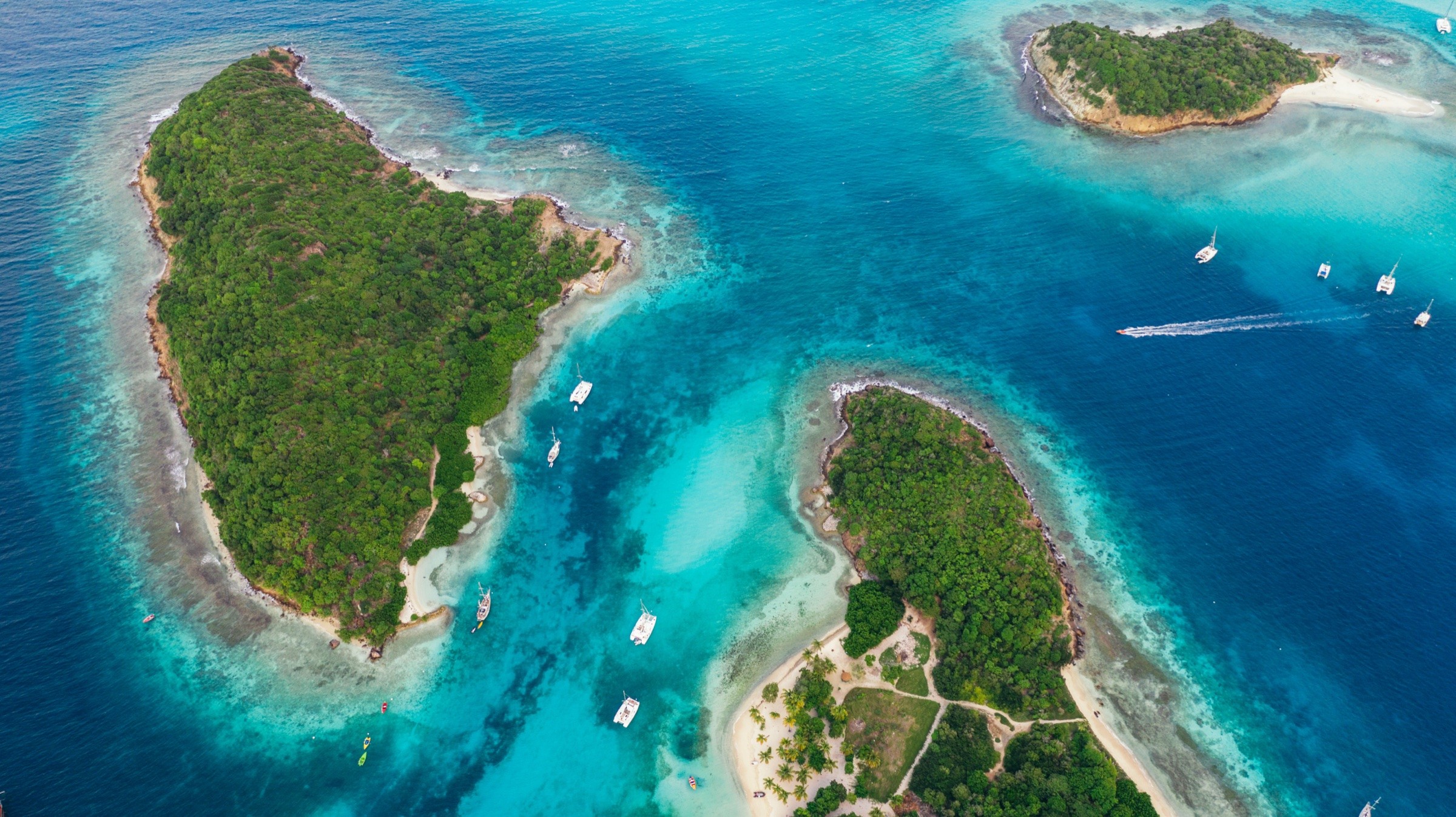 Tobago Cays от въздуха с Petit Tabac в далечината