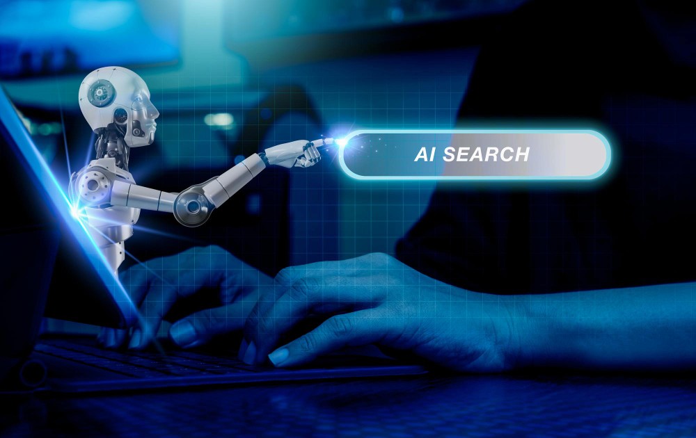 Pessoa utilizando inteligência artificial para pesquisar empresas e serviços no computador