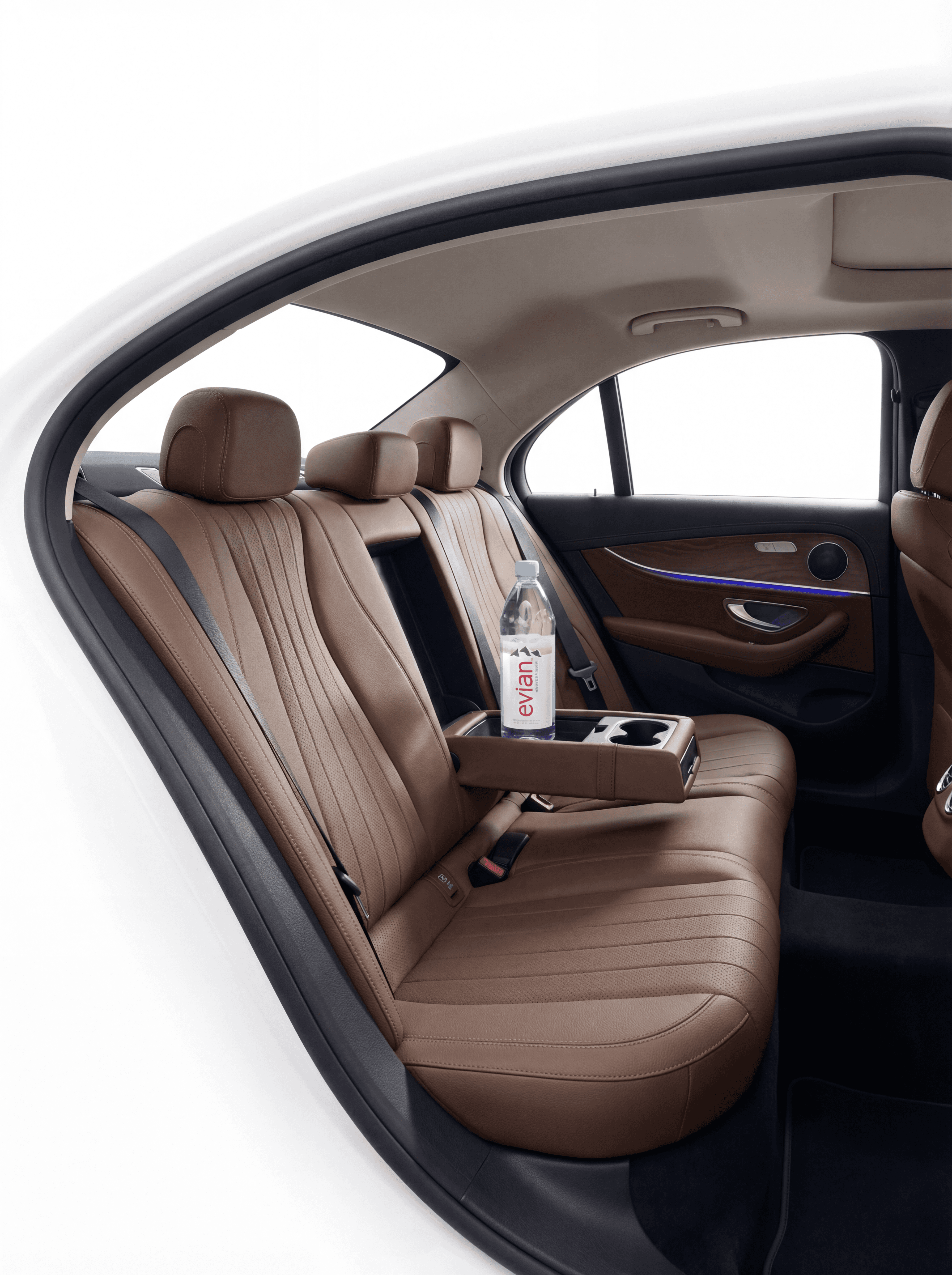 Service à bord VIP avec rafraîchissements et intérieur cuir premium en VTC