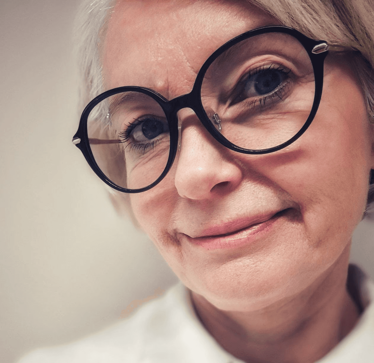 Psykoterapeutin kuva – mielenterveysalan ammattilainen jakaa kokemuksiaan palvelusta