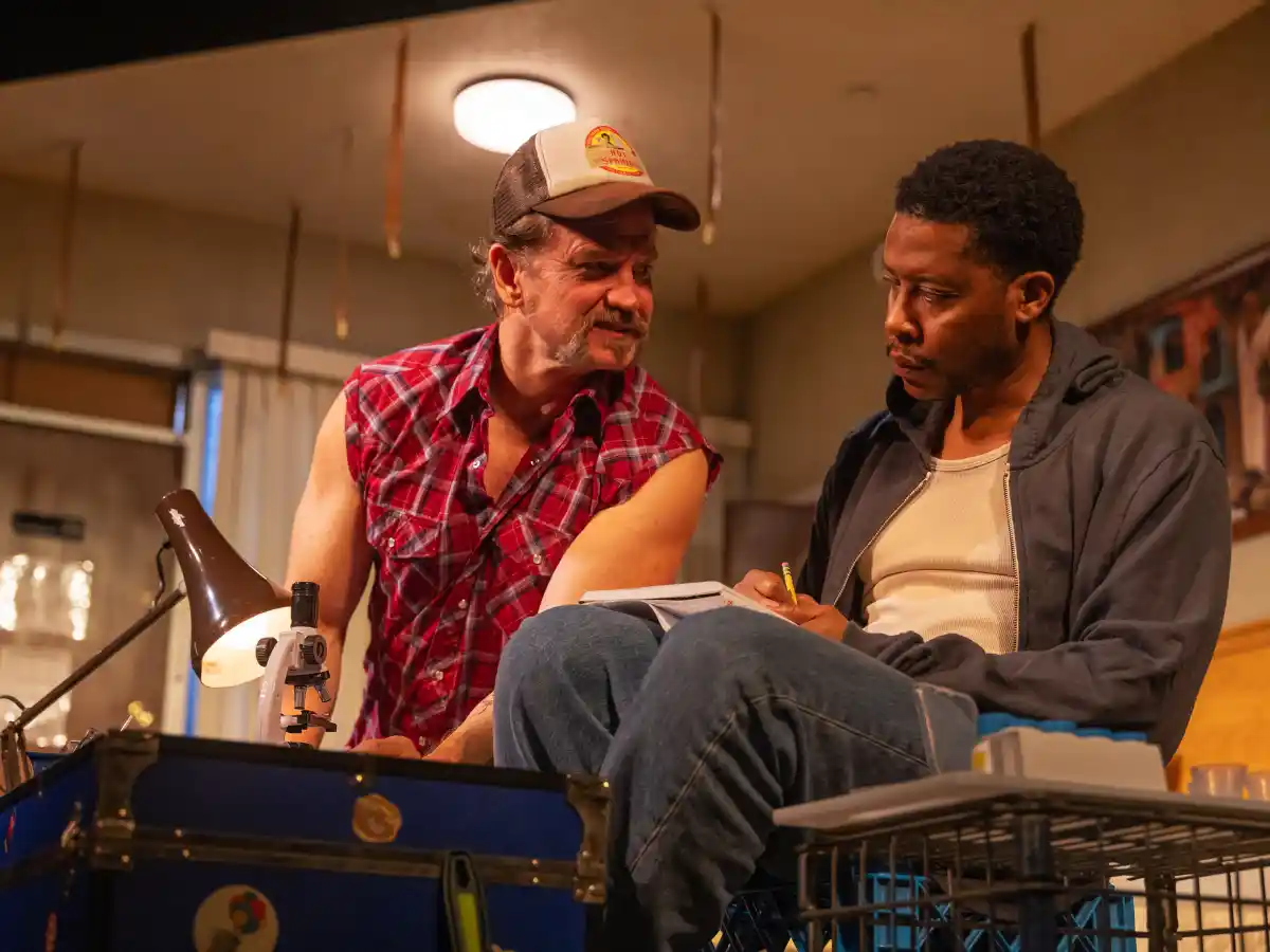 《Bug》的演員陣容在紐約森姆·J·弗里德曼劇院的舞台上演出