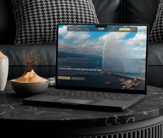 ordinateur portable posé sur une table en marbre prestigieuse