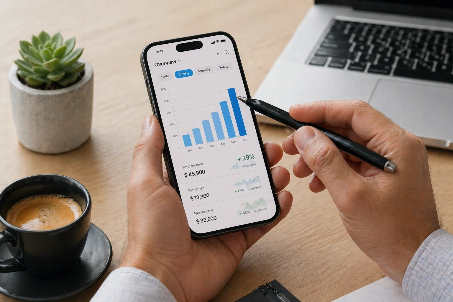 Empresário analisa dashboard financeiro com gráfico de crescimento mensal no smartphone, planejando investimento em tráfego pago em Uberlândia