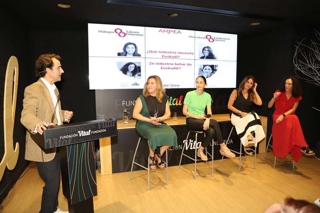 Mesa del cuarto Diálogo Talento Femenino sobre industria, en Vitoria-Gasteiz