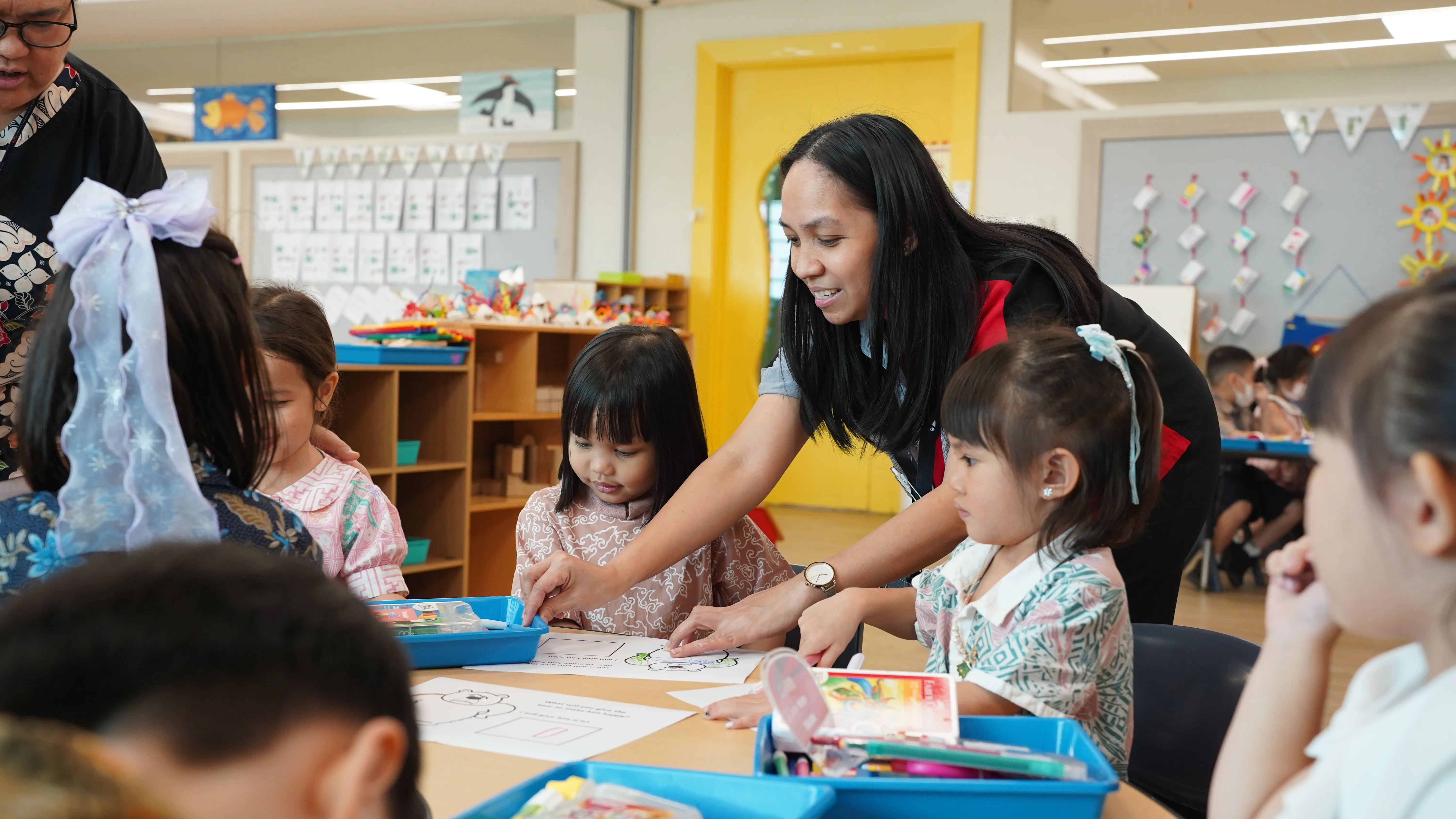 wanita membawa buku teks berwarna putih dan hijau