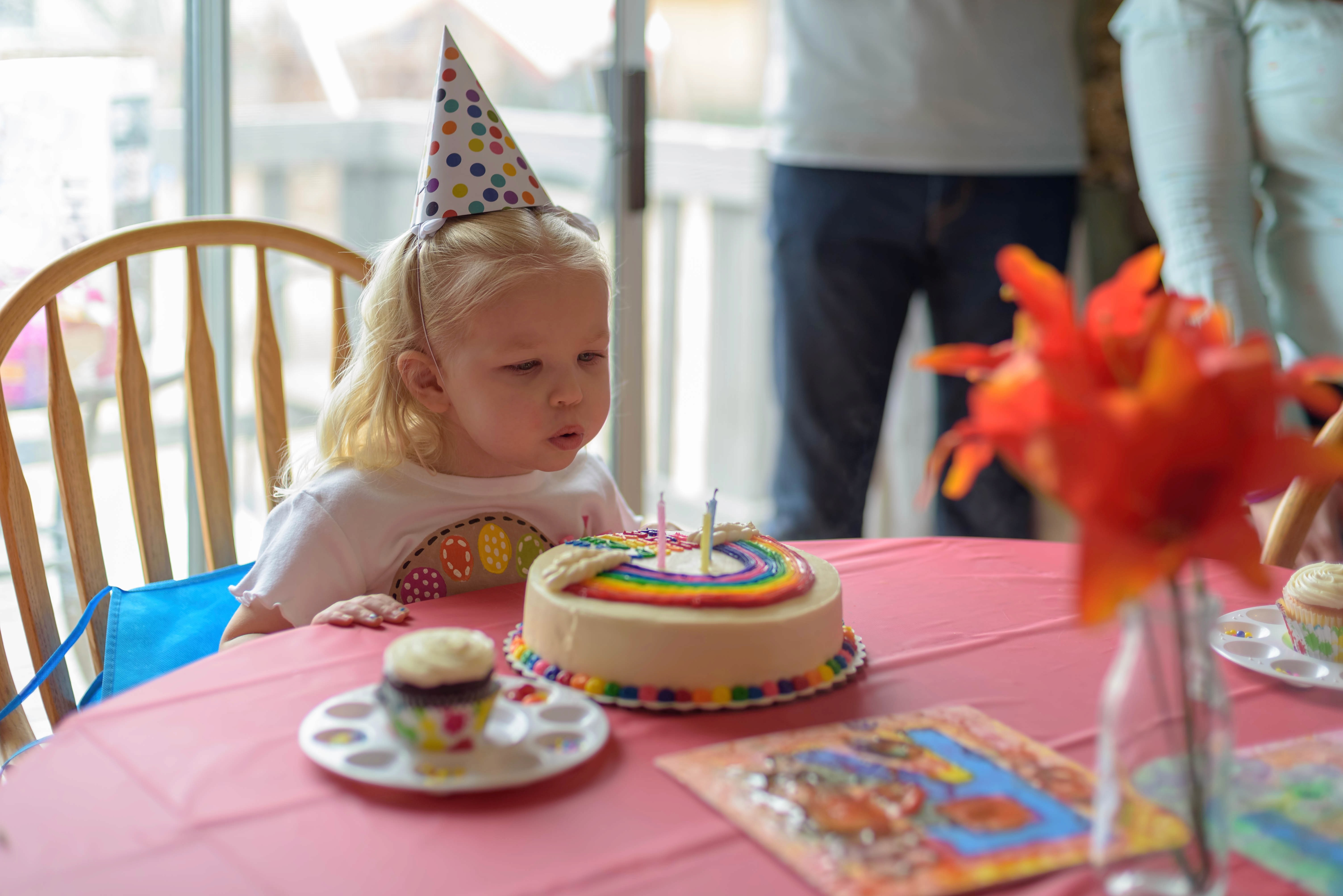 Mädchen pustet Kerzen aus