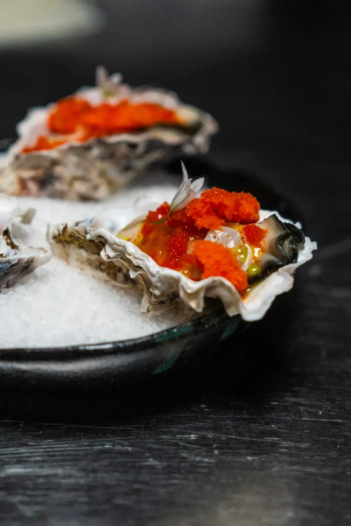 Plat signature à base de bœuf braisé et jus corsé – cuisine au feu chez LAVA Paris