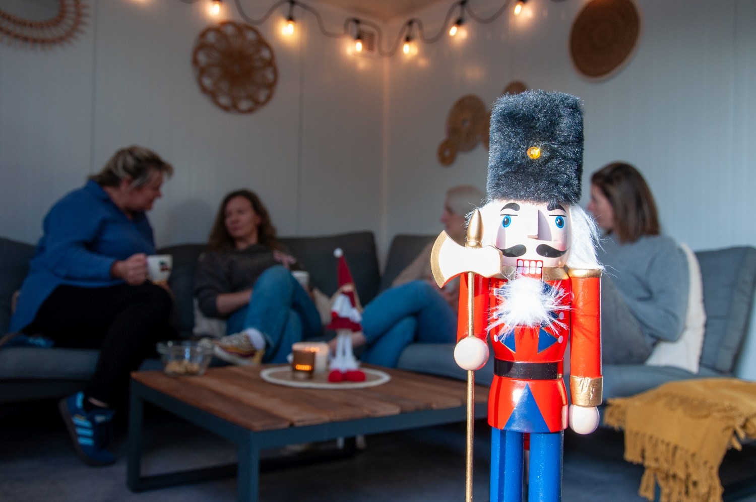 „Strefa chillout w Niedźwiedzia 25 – przytulna przestrzeń do integracji i relaksu, ciepłe światło i swobodna rozmowa