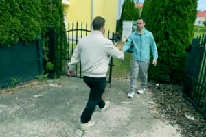 Beratungsgespräch vor Ort: ViaThermo-Fachberater trifft Kunden zur Projektbesprechung zuhause