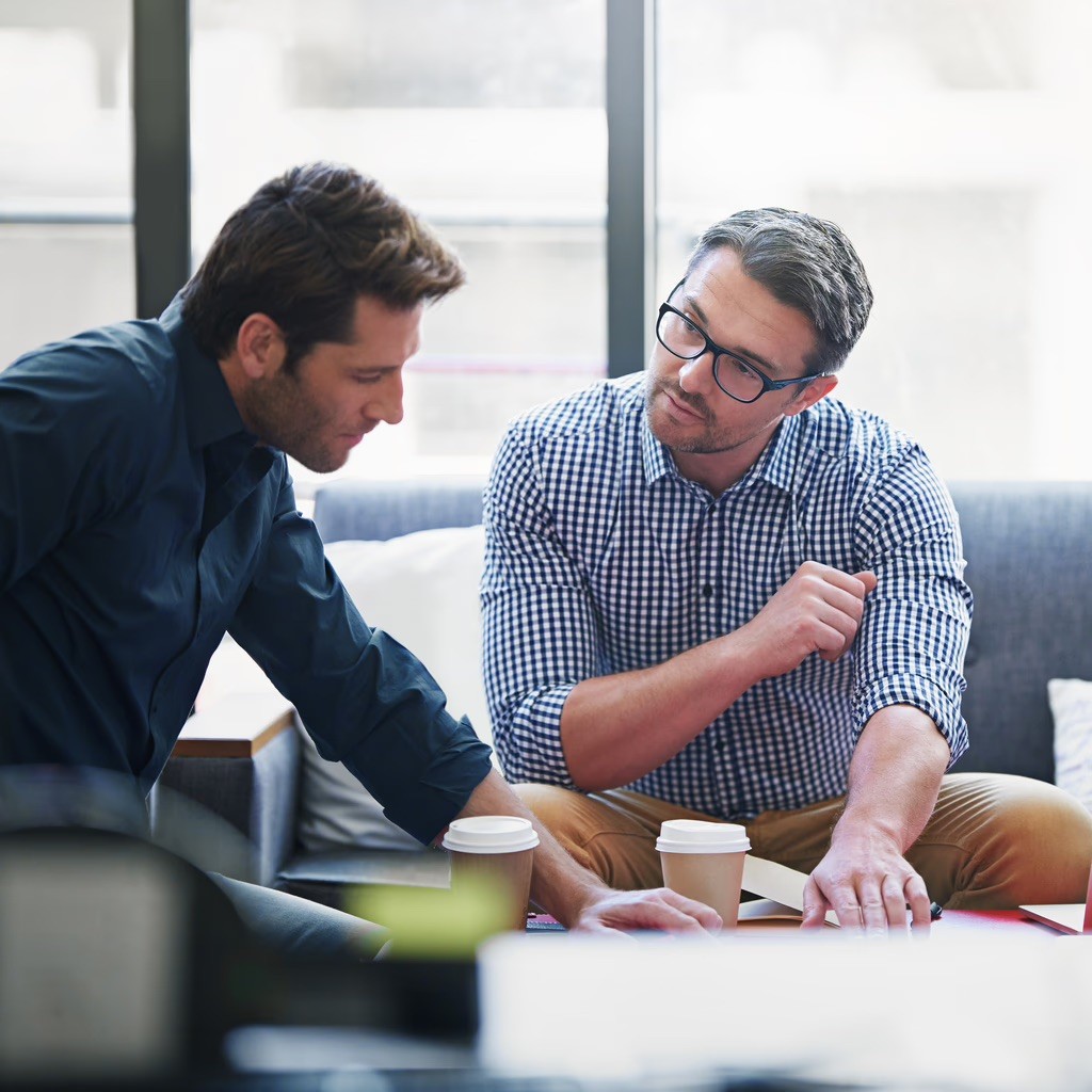 Audit Wi-Fi professionnel : Ingénieur analysant la performance d'un réseau sans fil d'entreprise
