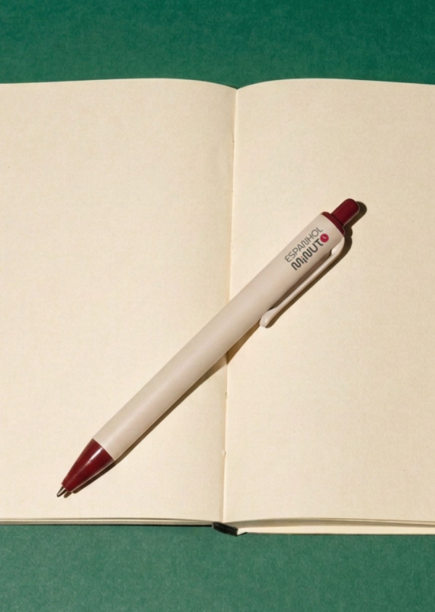 Caderno aberto com caneta