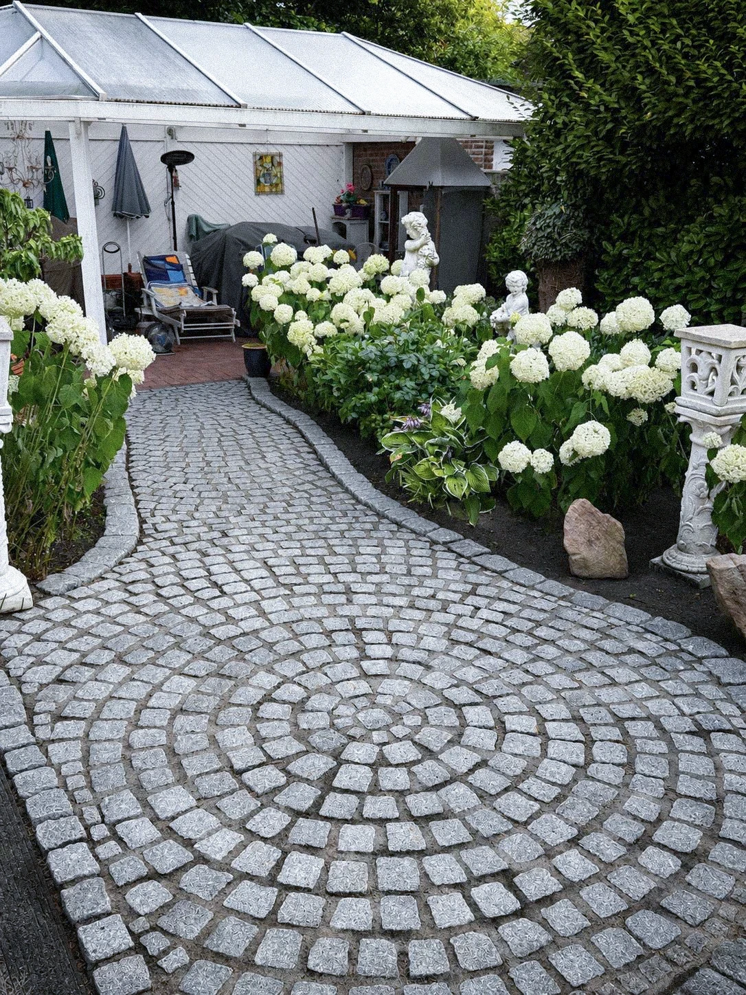 Ein schöner, gepflegter Hintergarten