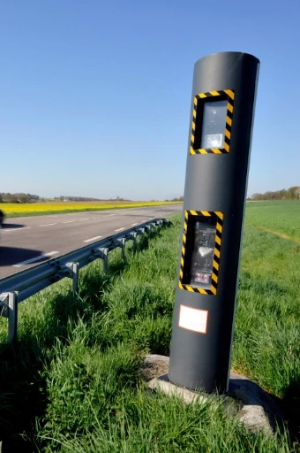 radar fixe sur le bord de la route