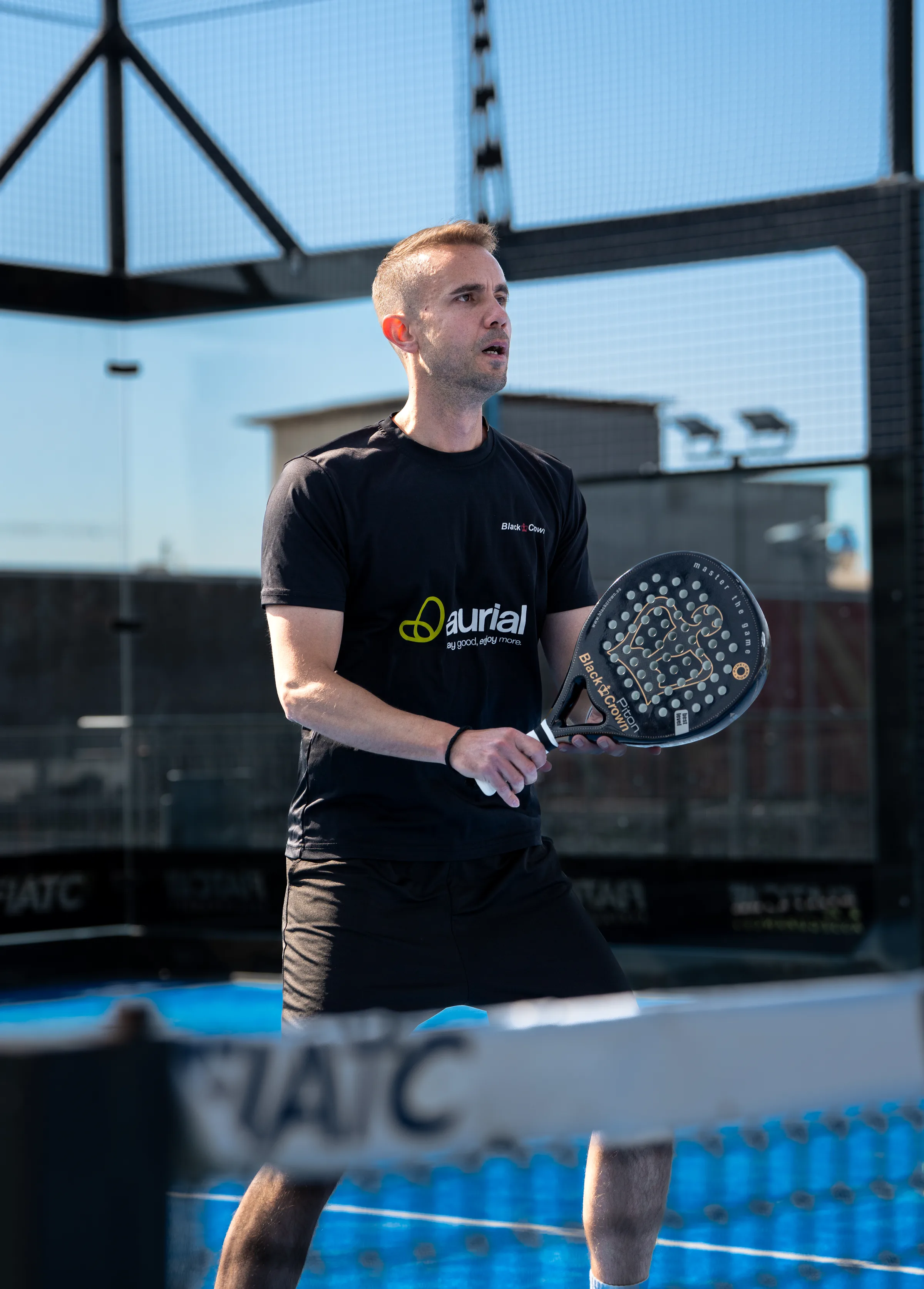 Momento de reacción en partido de pádel en Aurial Padel Cornellà 25 marzo 2026, por Nolan Pardo