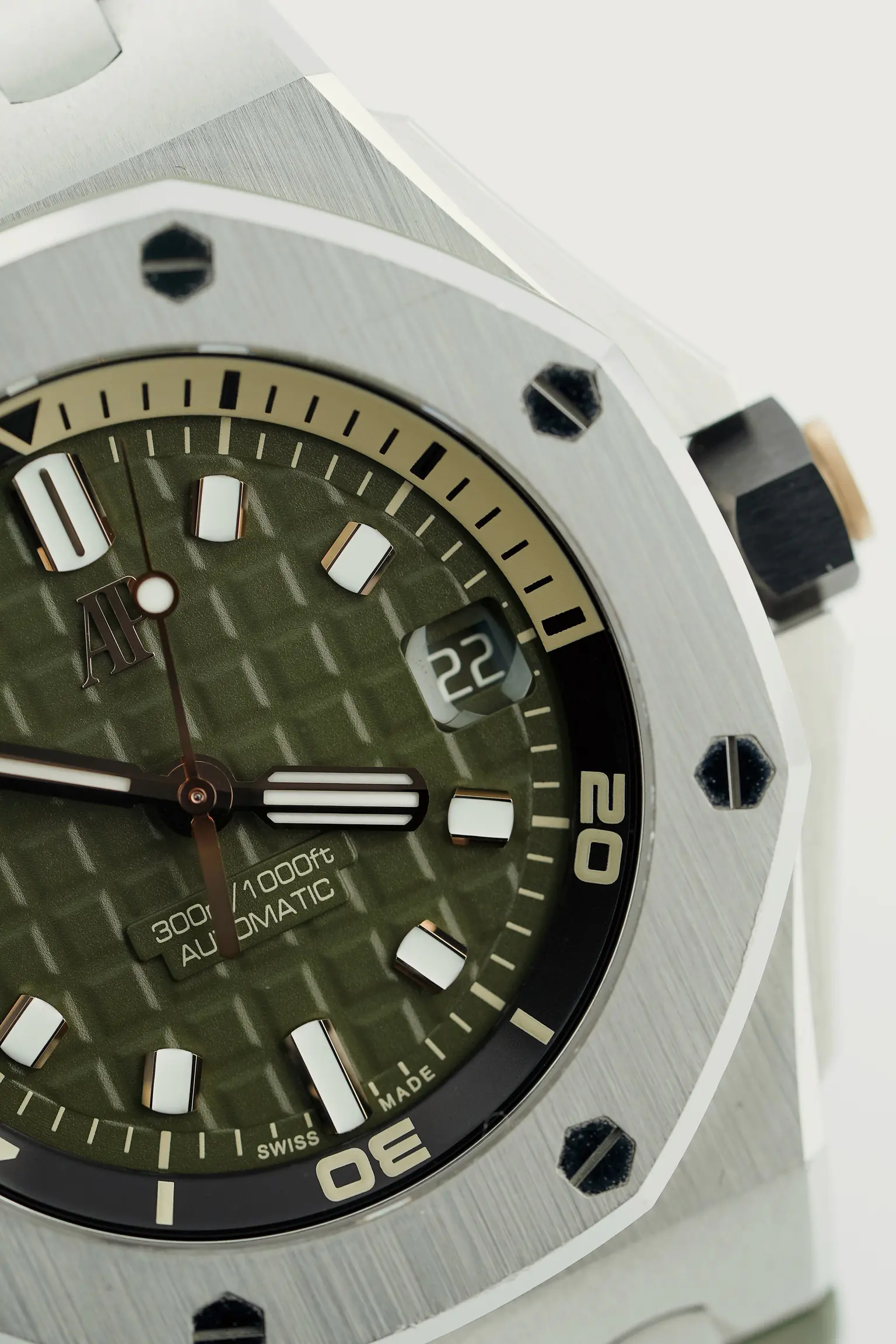 Audemars Piguet Royal Oak Offshore Diver Khaki 15720ST dial detail