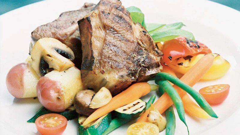 Grilled meat with vegetables