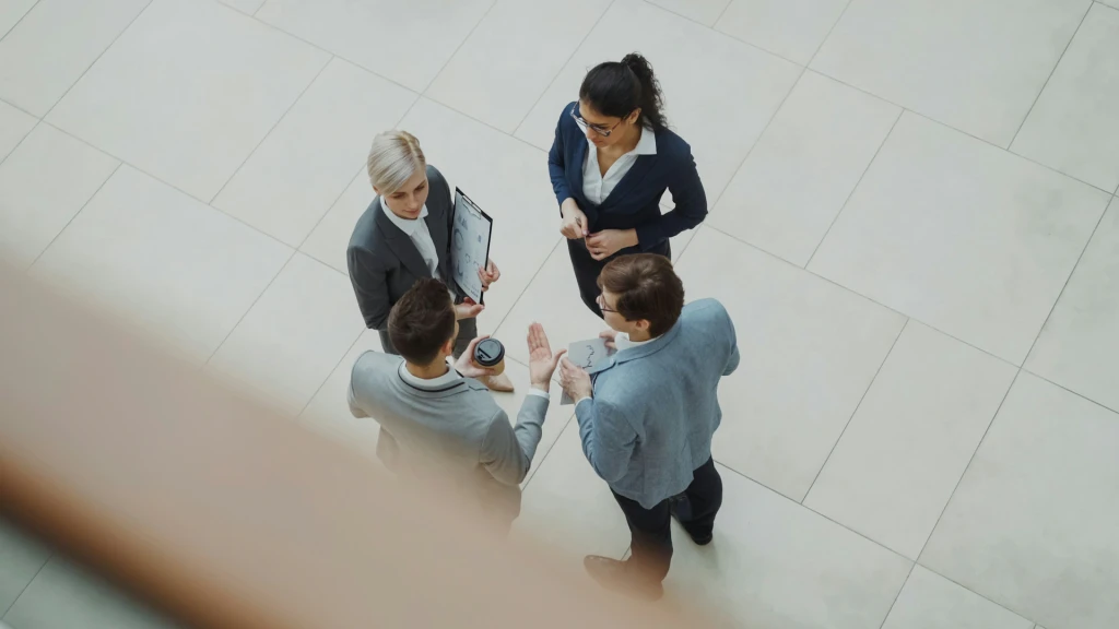 Handschlag zwischen Investor und Unternehmer – Symbolbild für die strukturierte Auswahl passender Investoren in der Pflegebranche