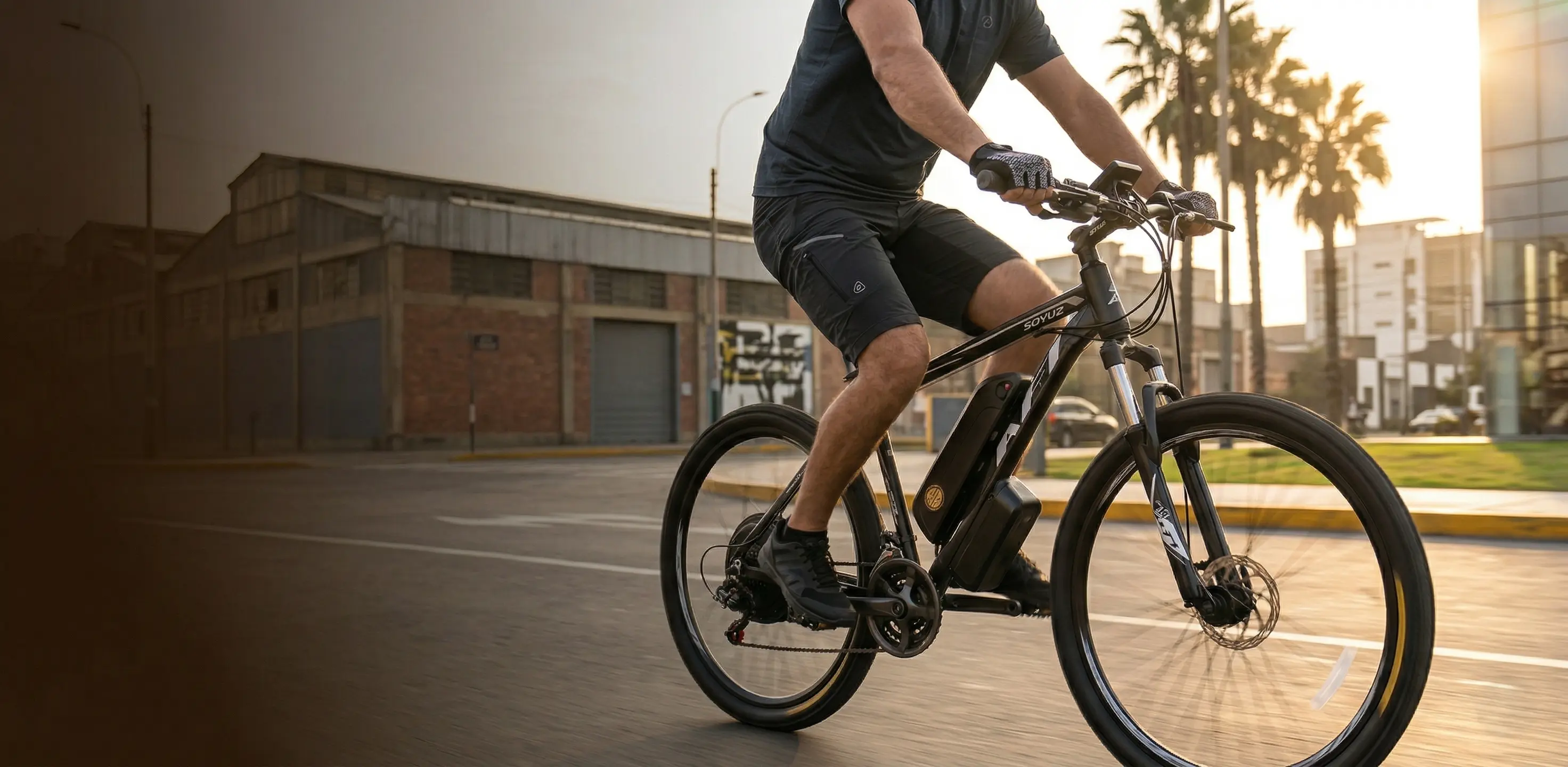 Persona conduciendo bicicleta eléctrica de Retrobikes Perú