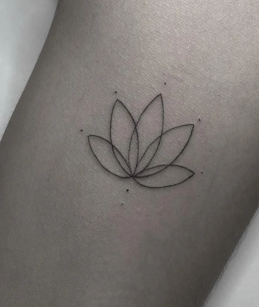 Tatuaje fine line de flor en antebrazo en Móstoles